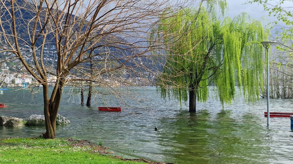 Überflutete Uferpromenade in Locarno.
