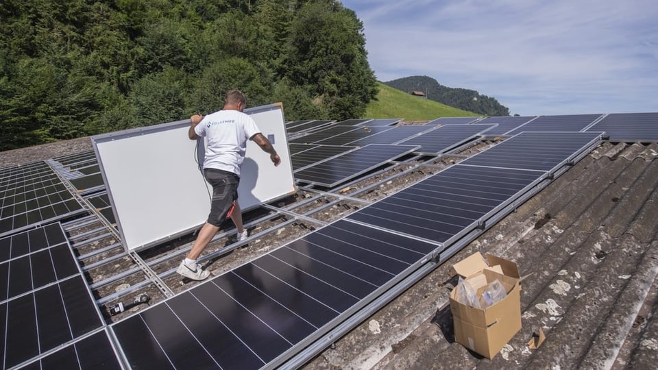 Montage einer Solaranlage auf einer Halle in Stans im Sommer 2022