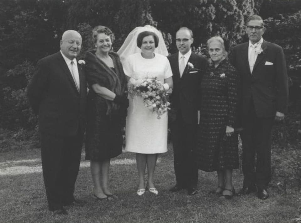 Schwarz-weiss-Foto mit dem Brautpaar in der Mitte, flankiert von Eltern und Schwiegereltern.
