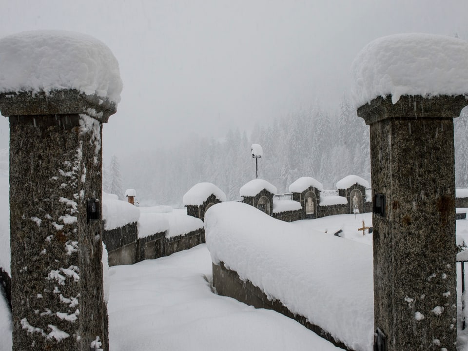 Ein verschneiter Friedhof.