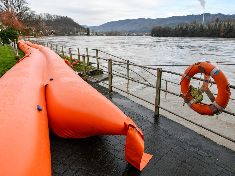 Hochwassersperren im Rhein bei Wallbach (AG)