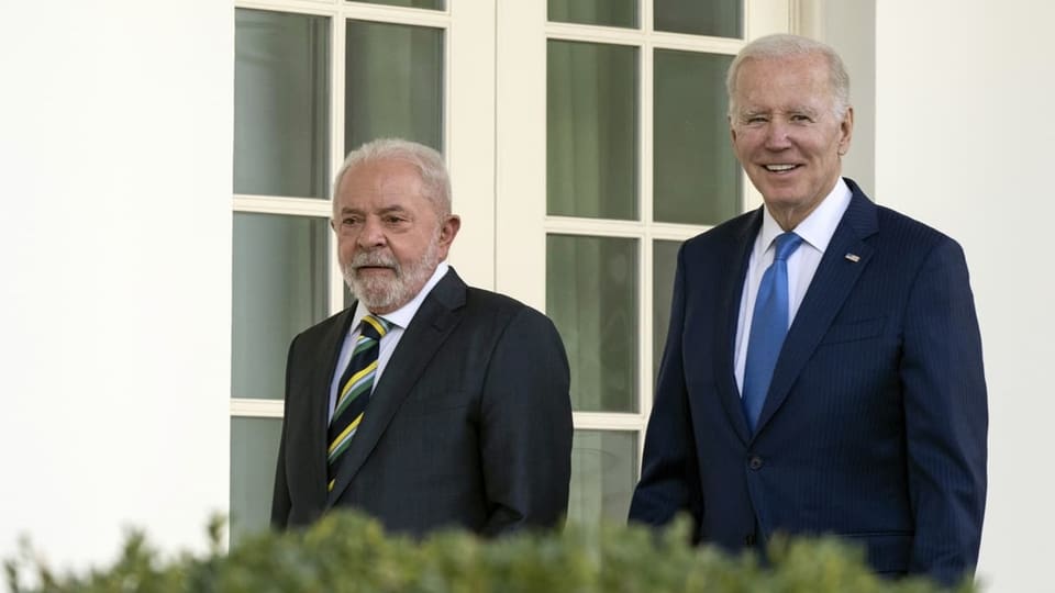 Die beiden Staatsmänner Lula und Biden nebeneinander im Hintergrund das Weisse Haus.