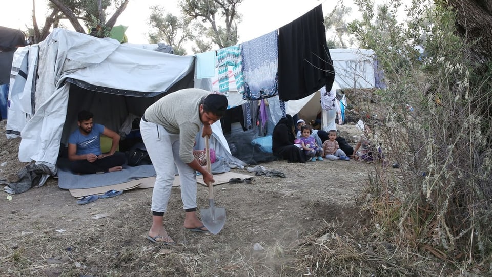 Mann vor Zelt in Flüchtlingscamp.