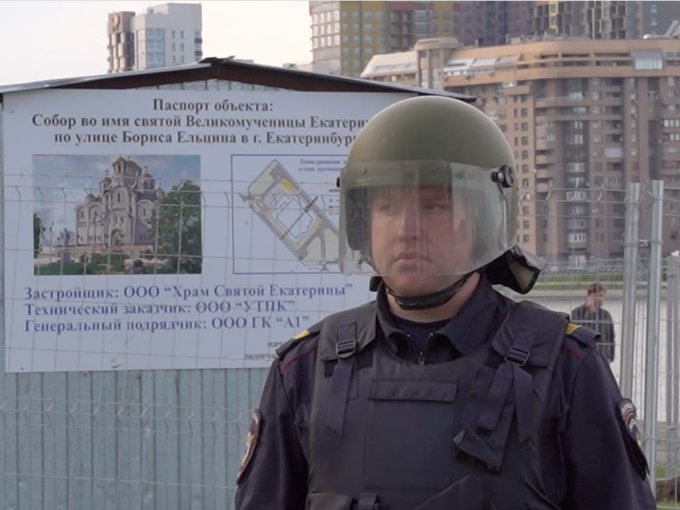 Ein Polizeibeamter in Jekaterinburg bewacht eine Baustelle.