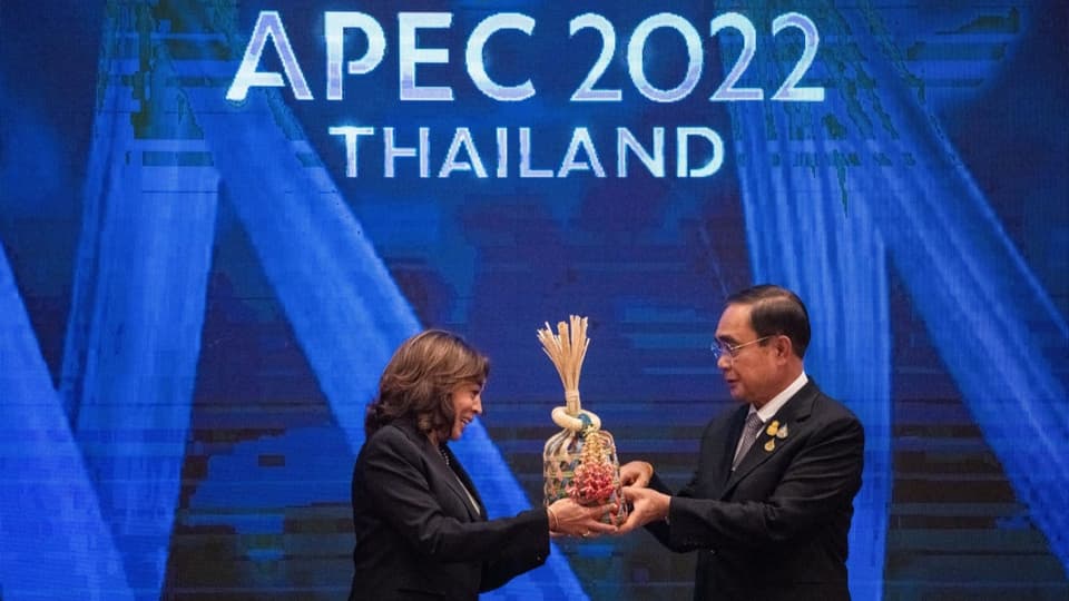 Kamala Harris (links) und Prayut Chan-o-cha