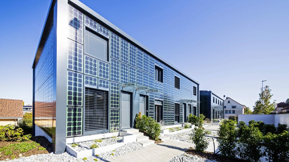 Häuser mit Fassade aus Fotovoltaik-Elementen.