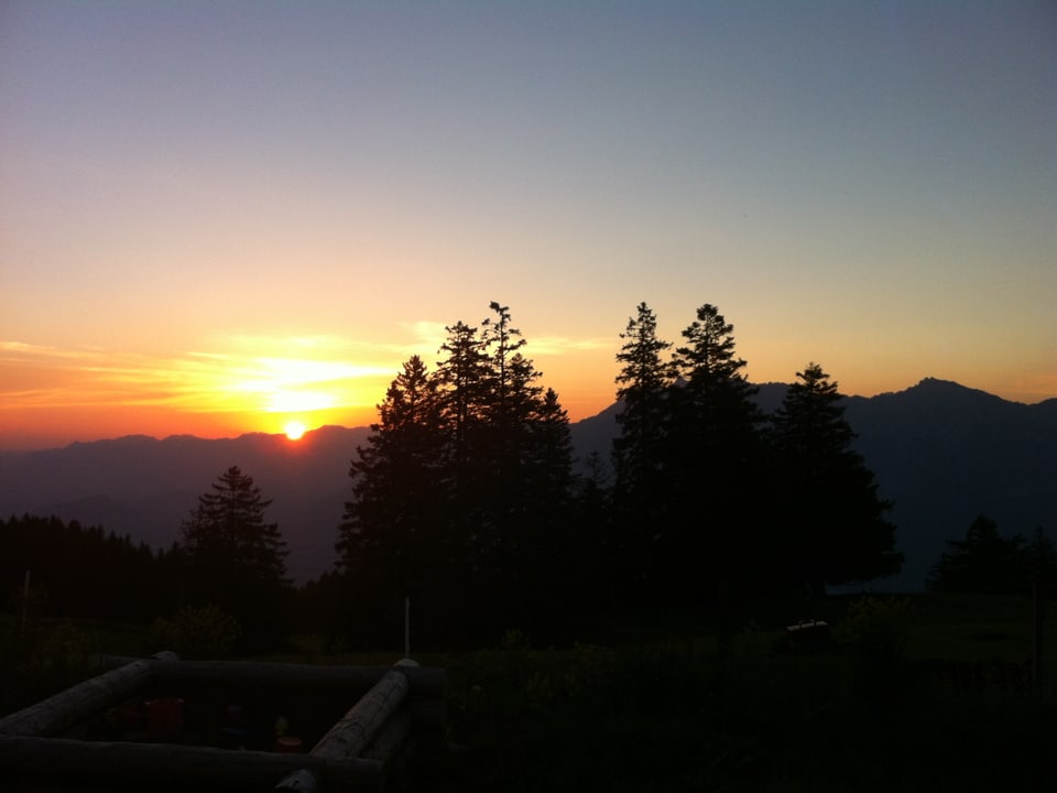 Früh morgens auf der Alp Malbun, die Sonne geht langsam hinter den Bergen auf.