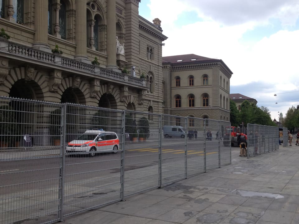 Das Bundeshaus, davor Absperrgitter am Rande des Bundesplatzes.