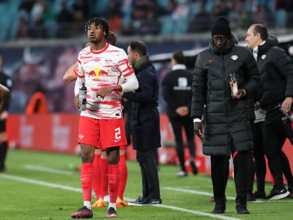 Dankbar für die kurze Pause RB Leipzigs Verteidiger Mohamed Simakan nimmt etwas zu sich.