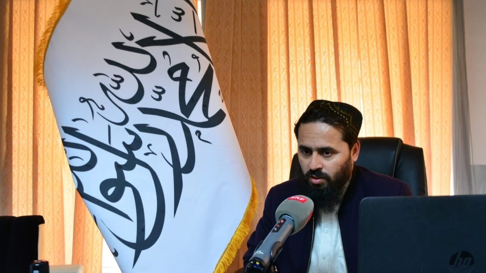 Regierungsvertreter Sadiq Aaquif Mujahir spricht in ein Mikrofon von SRF.