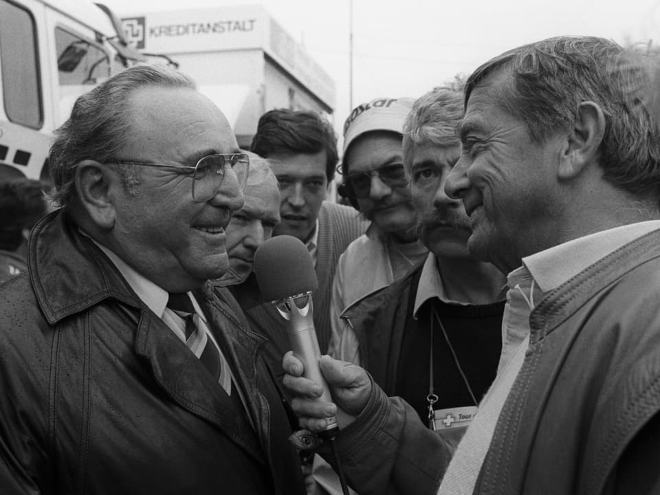 Sepp Renggli (rechts) interviewt Tourleiter Sepp Voegeli an der Tour de Suisse 1987.