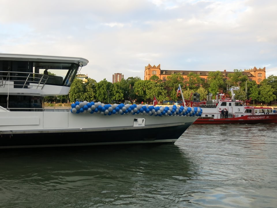 Frontpartie des neuen Schiffes auf dem Rhein
