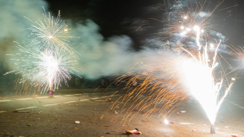 Feuerwerk wird auf einer Strasse gezündet.