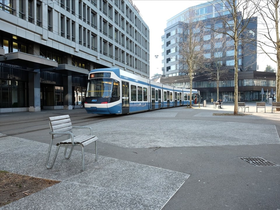 Ein Tram steht an der Endstation auf einem grossen, offenen Platz.