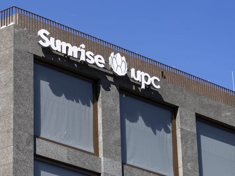 Blick auf Unternehmenslogo Sunrise UPC an Häuserfassade