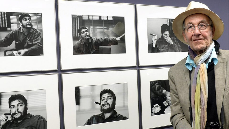 Burri vor einer Ausstellung mit Fotos von Che Guevara.