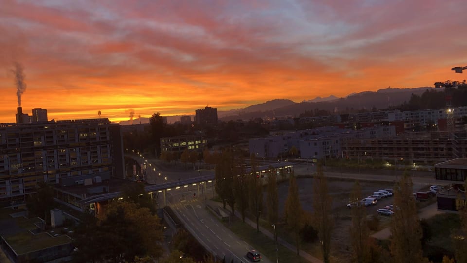 Blick über Bern mit senkrechter Dampffahne, schönem Morgenrot und Föhnstimmung über den Alpen.