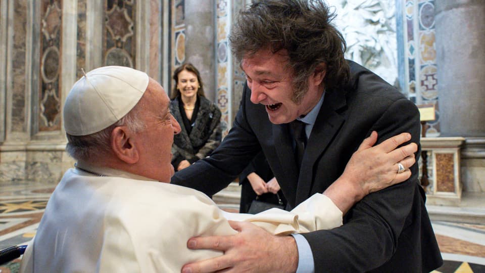 Javier Milei und der Papst fassen sich an den Schultern und lachen.
