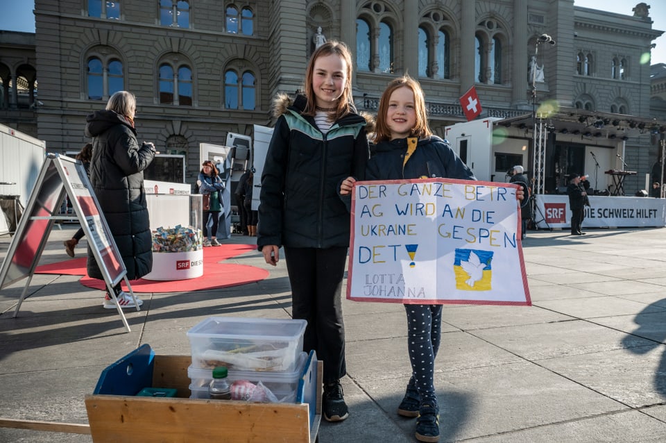 Kinder mit transparent auf dem Bundeplatz