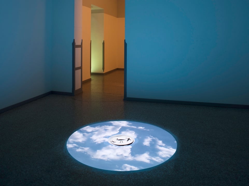 Ein Blick in die Ausstellung: eine vertikale Videoprojektion am Boden.