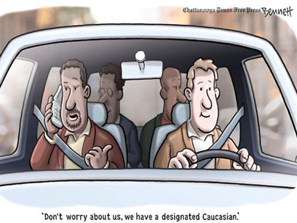 In einem Auto sitzen vier Personen, am Steuer ein Kaukasier.