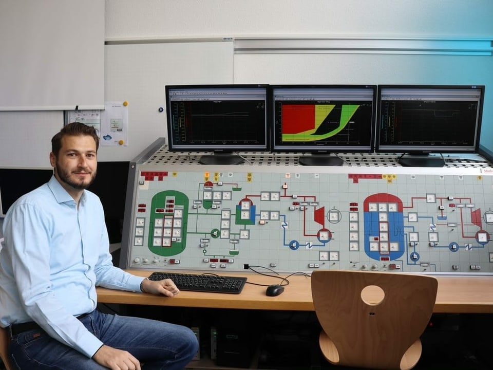 Petros Papadopoulos, Dozent an der Nukleartechnikerschule, vor dem Simulator.