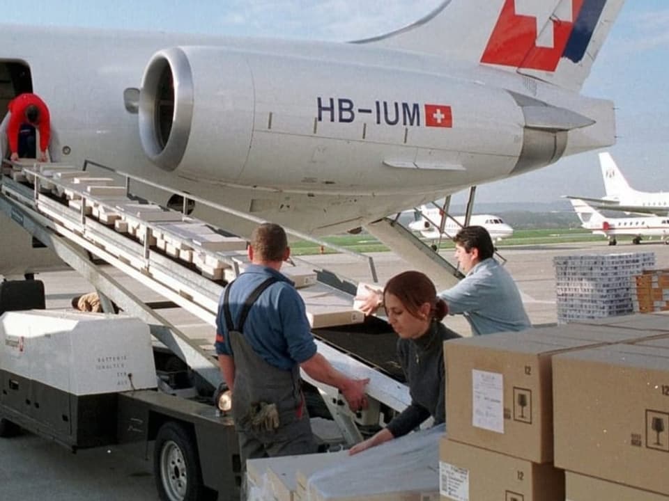 Ein Flugzeug wird mit Hilfsgütern beladen.