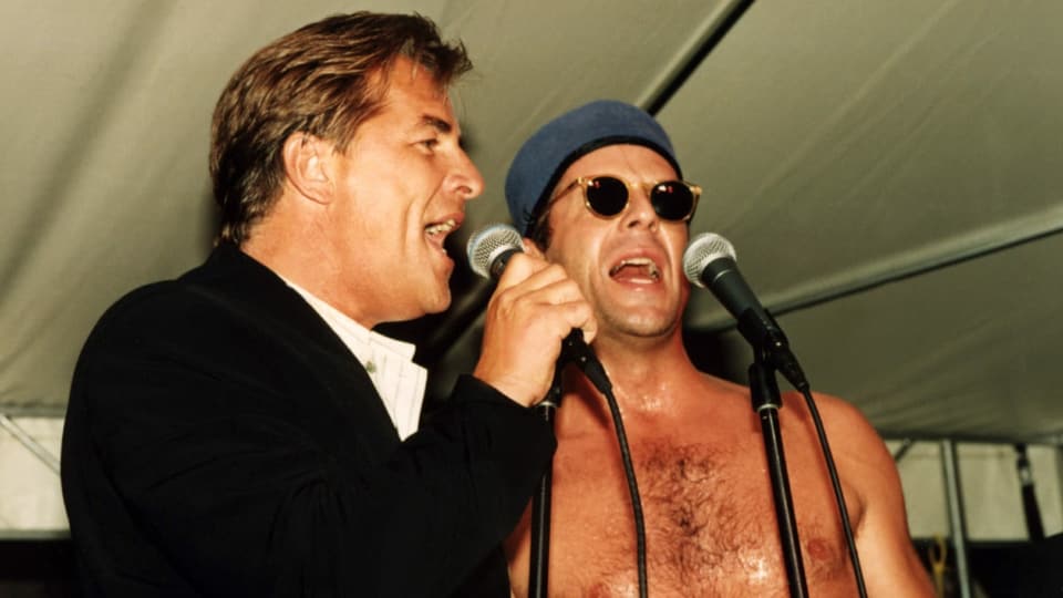 Don Johnson und Bruce Willis singen gemeinsam auf der Bühne.