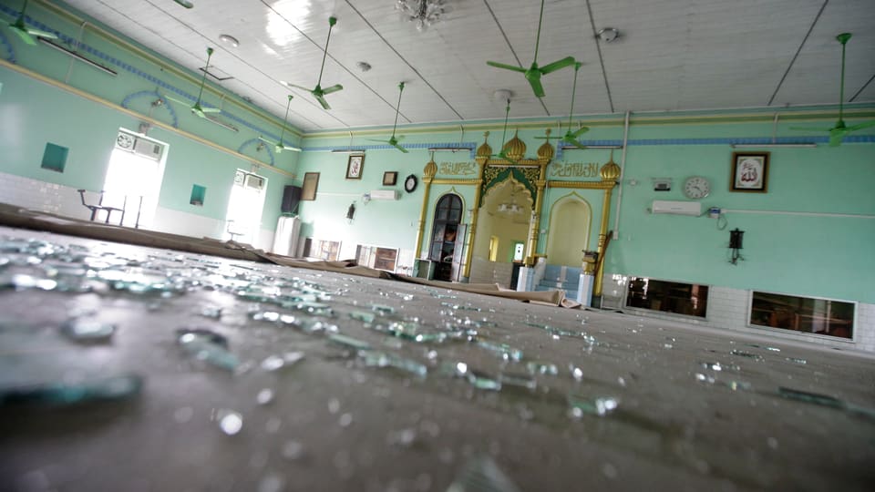 Glasscherben liegen im Innern einer Moschee.