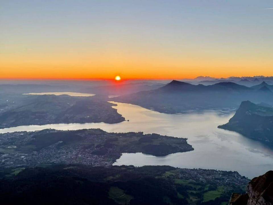 Blick von einem 2100 m hohen Voralpengipfel auf Vierwaldstättersee bei Sonnenaufgang. 