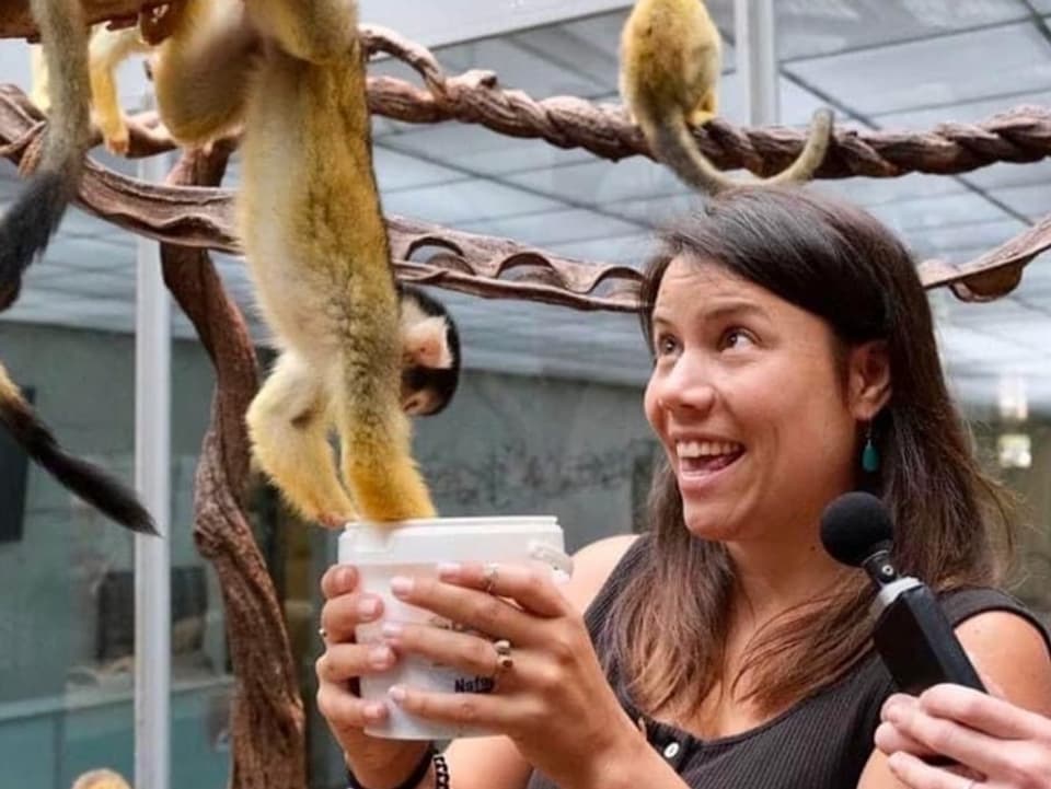 Monika Buser füttert einen Affen.