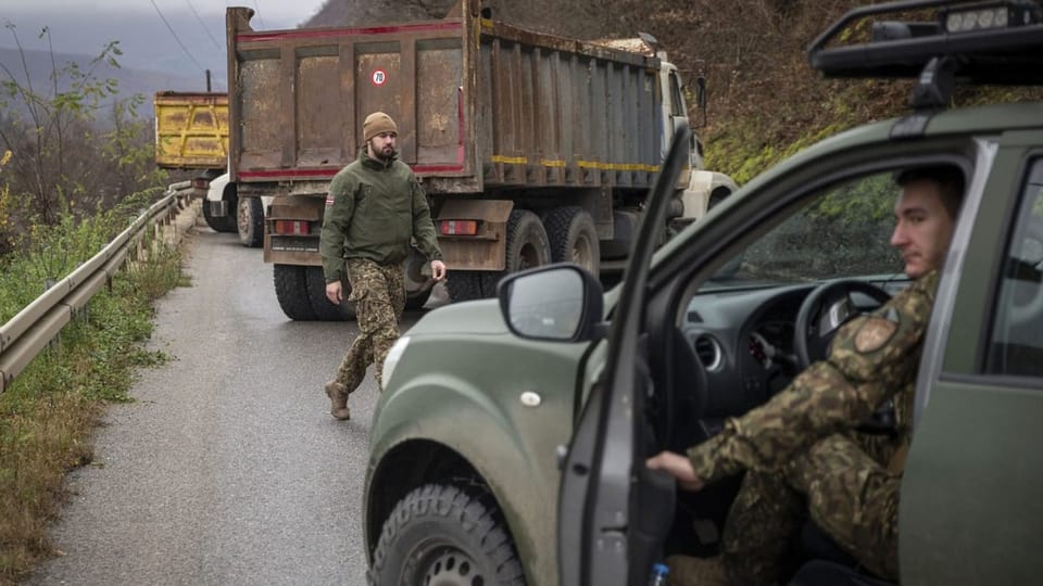 Lettische Soldaten der Kfor-Truppen vor einer von Serben erstellten Strassenblockade beim Dorf Uglare im Norden Kosovos.
