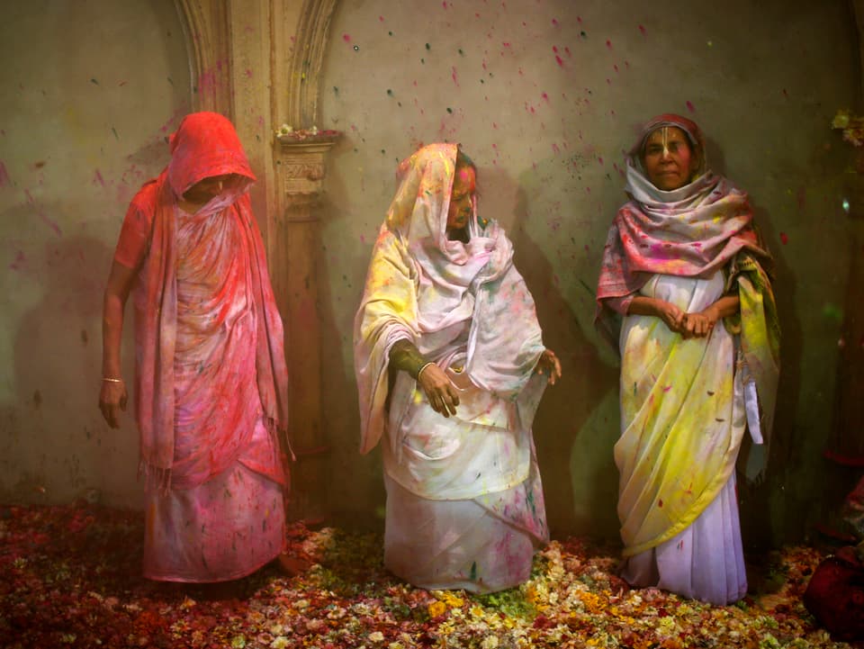 Frauen in farbverschmierten Saris.