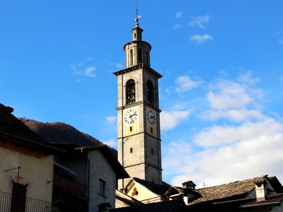Glockenturm über dem Dorf Intragna.
