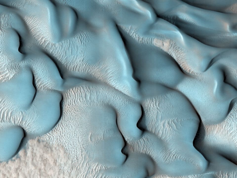 Aufnahmen des Teleskops Hirise von Sanddünen, die sich mit einem Meter pro Marsjahr bewegen.