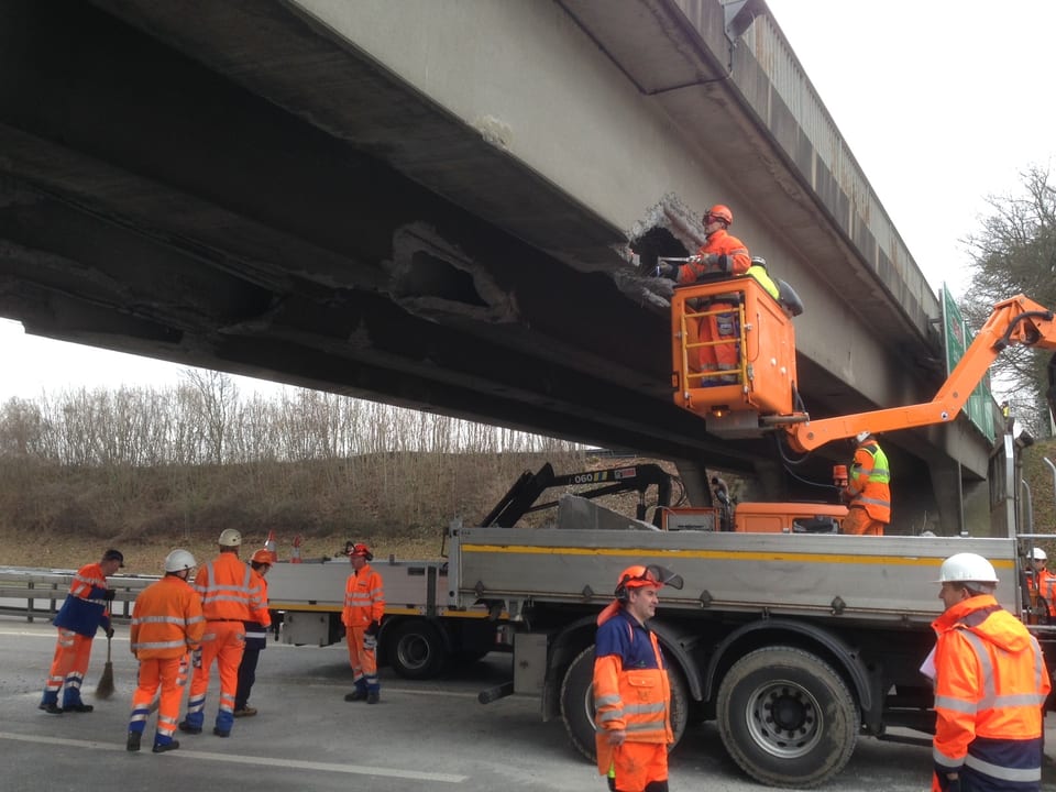 Arbeiten reparieren die Autobahnbrücke.