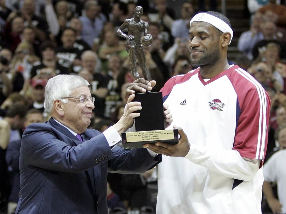 LeBron James erhält die MVP-Trophäe