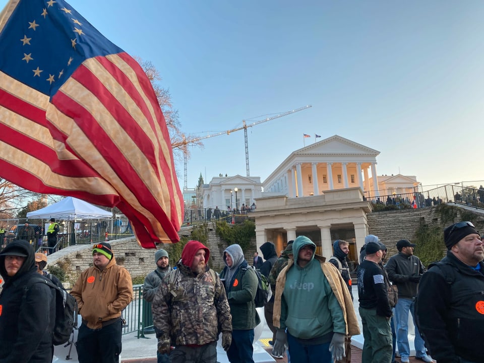 Die Demonstranten schwenken die Betsy Ross Flagge
