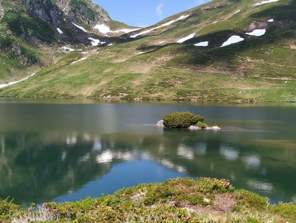 Bergsee in dem sich die Berge spiegeln.