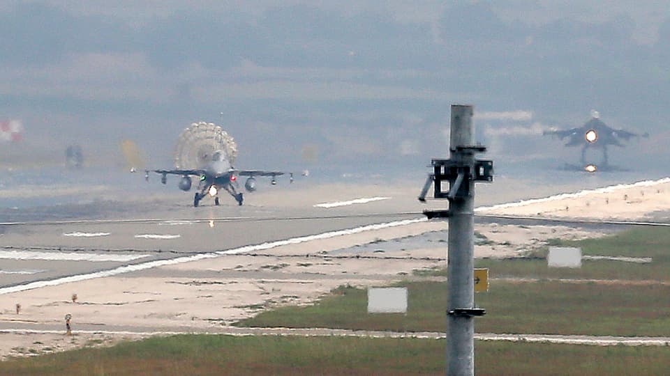Zwei Kampfjets der türkischen Luftwaffe auf einer Flughafenbahn