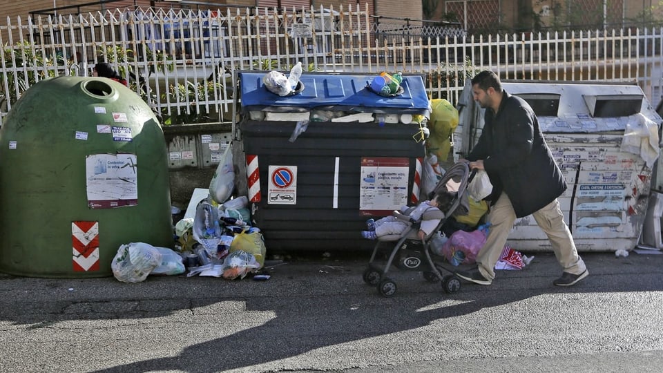 Mann mit Kinderwagen vor Abfallcontainern