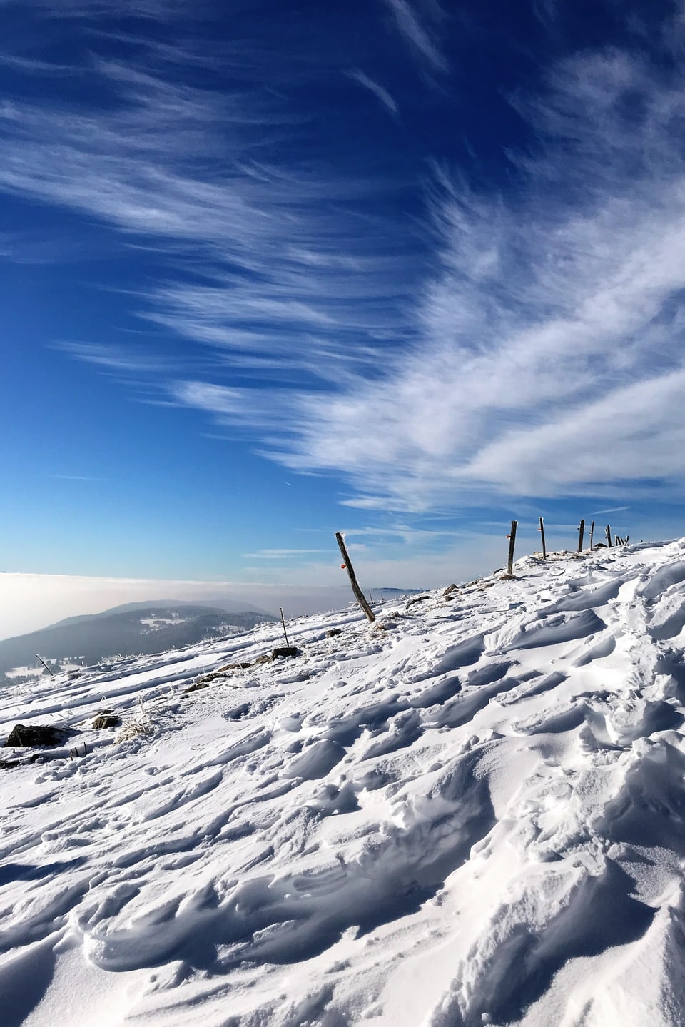 Schneebedeckter Chasseral-Hügel.