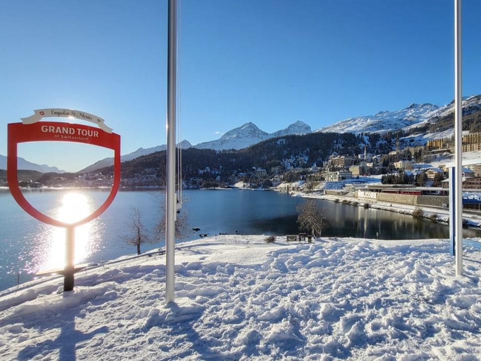 St. Moritz/GR Blauer wolkenloser Himmel über dem See.
