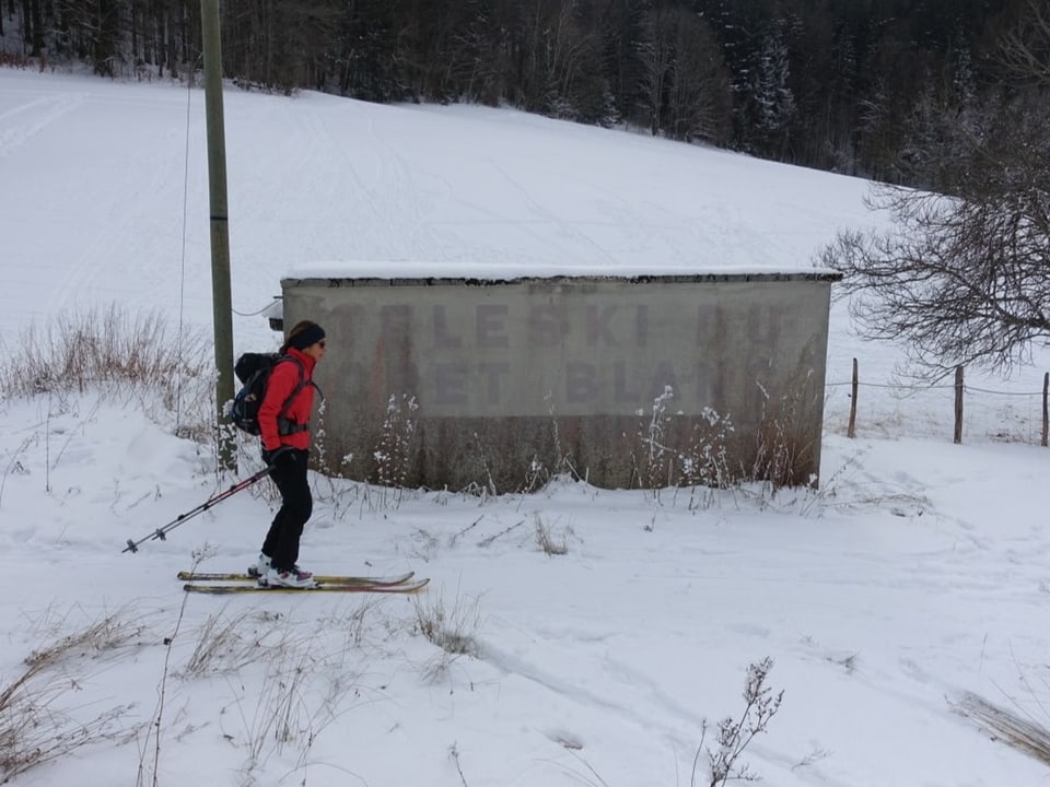 Überreste eines Skilifts in der Landschaft