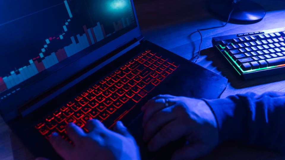 Cyberkrimineller schreibt auf Tastatur