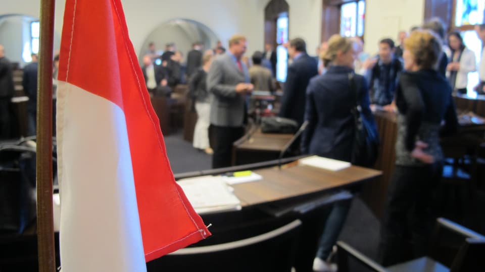 Kantonsratssaal mit Solothurner Fahne im Vordergrund