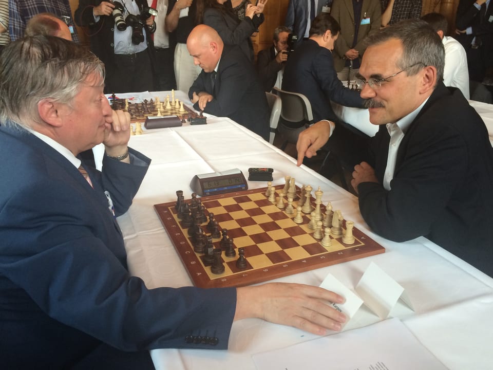 Anatoli Karpow spielt gegen Jean-François Steiert Schach.