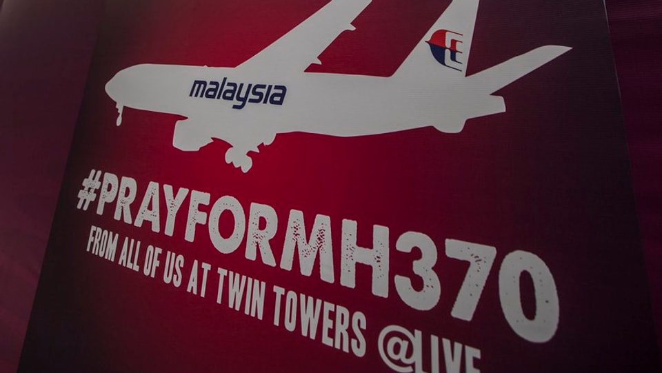 Plakat mit der Aufschrift «Pray for MH370».
