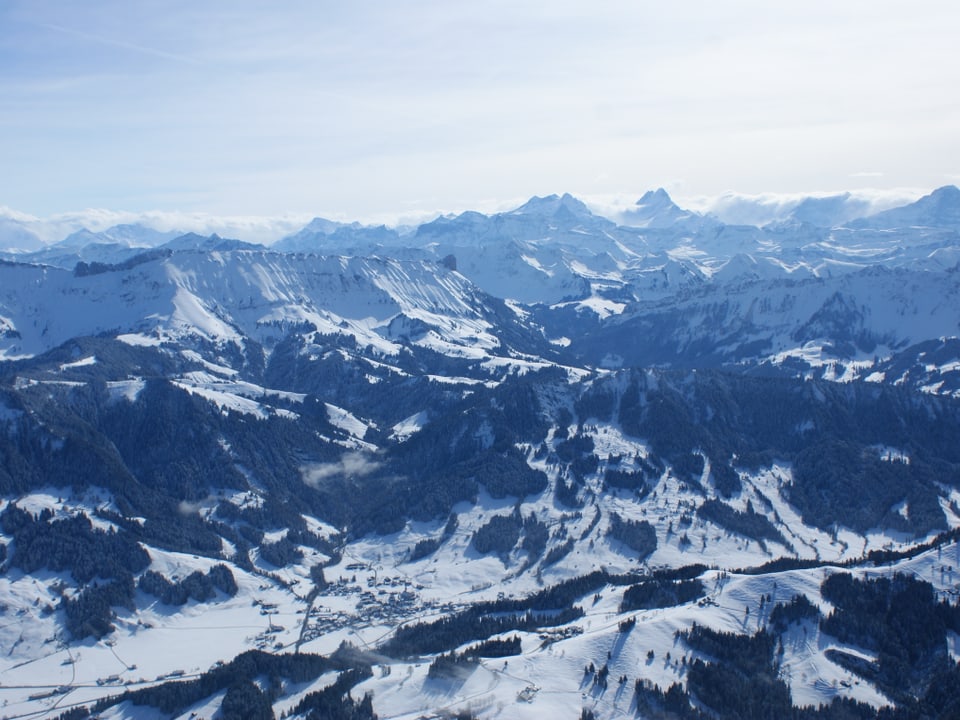 Blick auf eine Winterlandschaft aus der Luft.