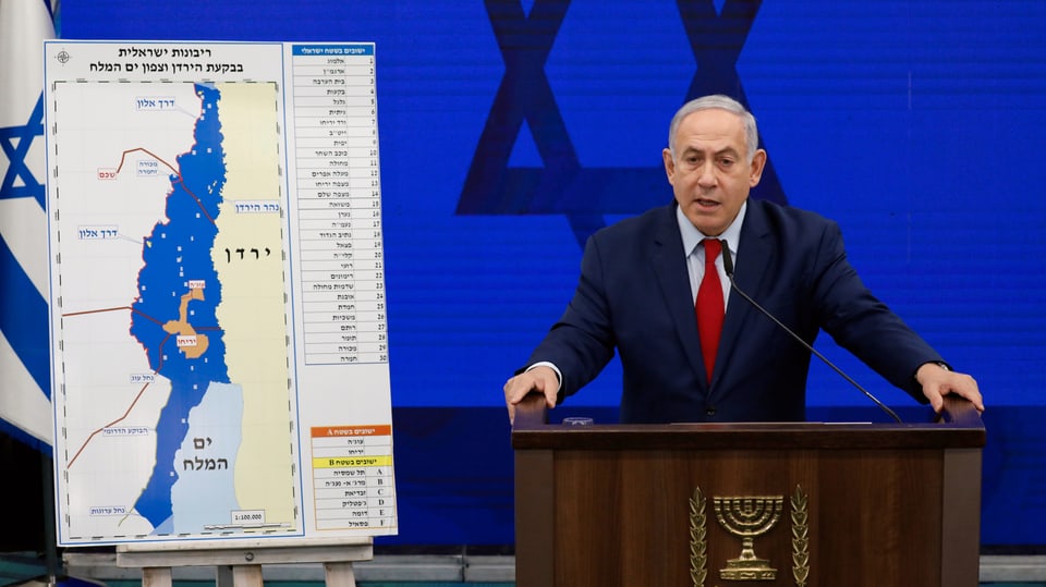 Benjamin Netanjahu neben einer Karte des Jordantals